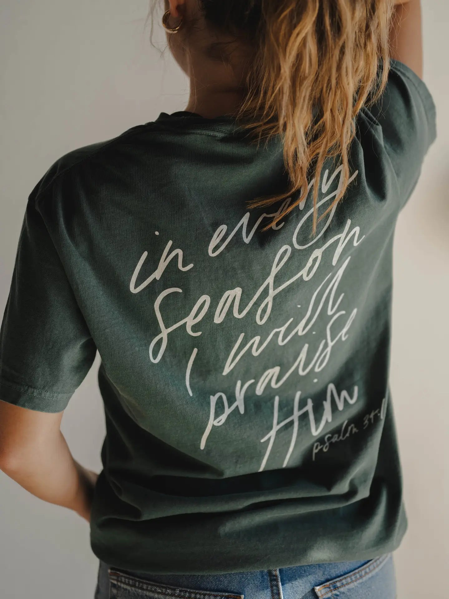 'IN EVERY SEASON' GRAPHIC TEE