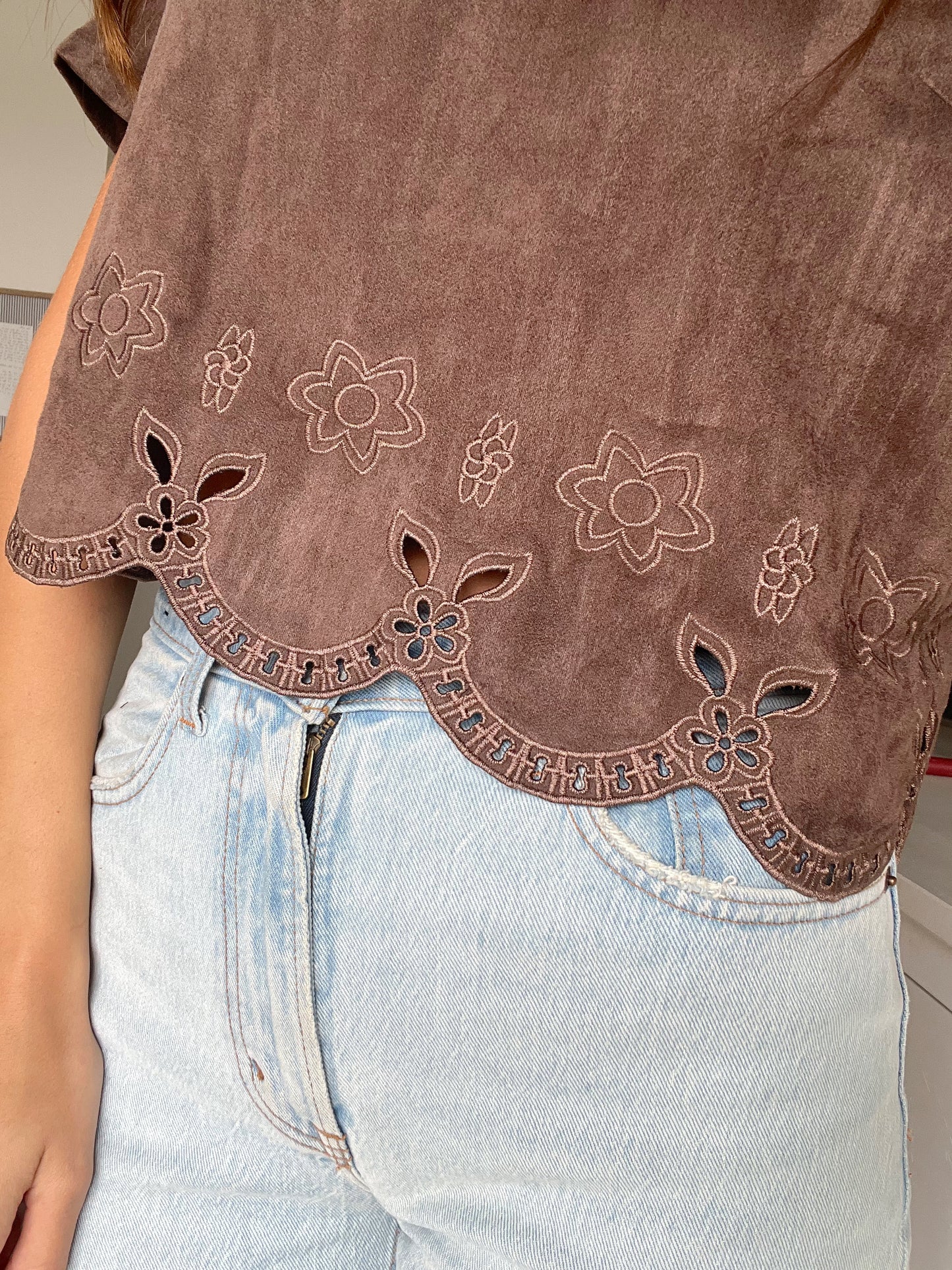 FAYE SCALLOP TOP - MOCHA