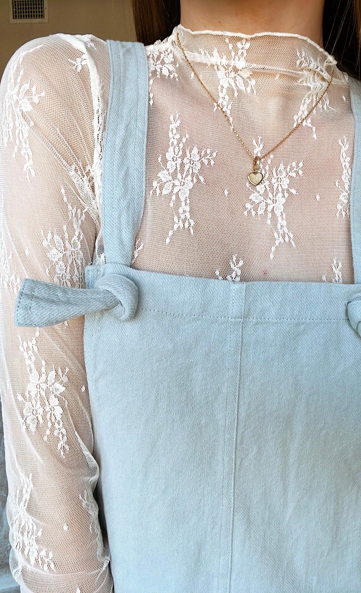 LACE HEM UNDERSHIRT