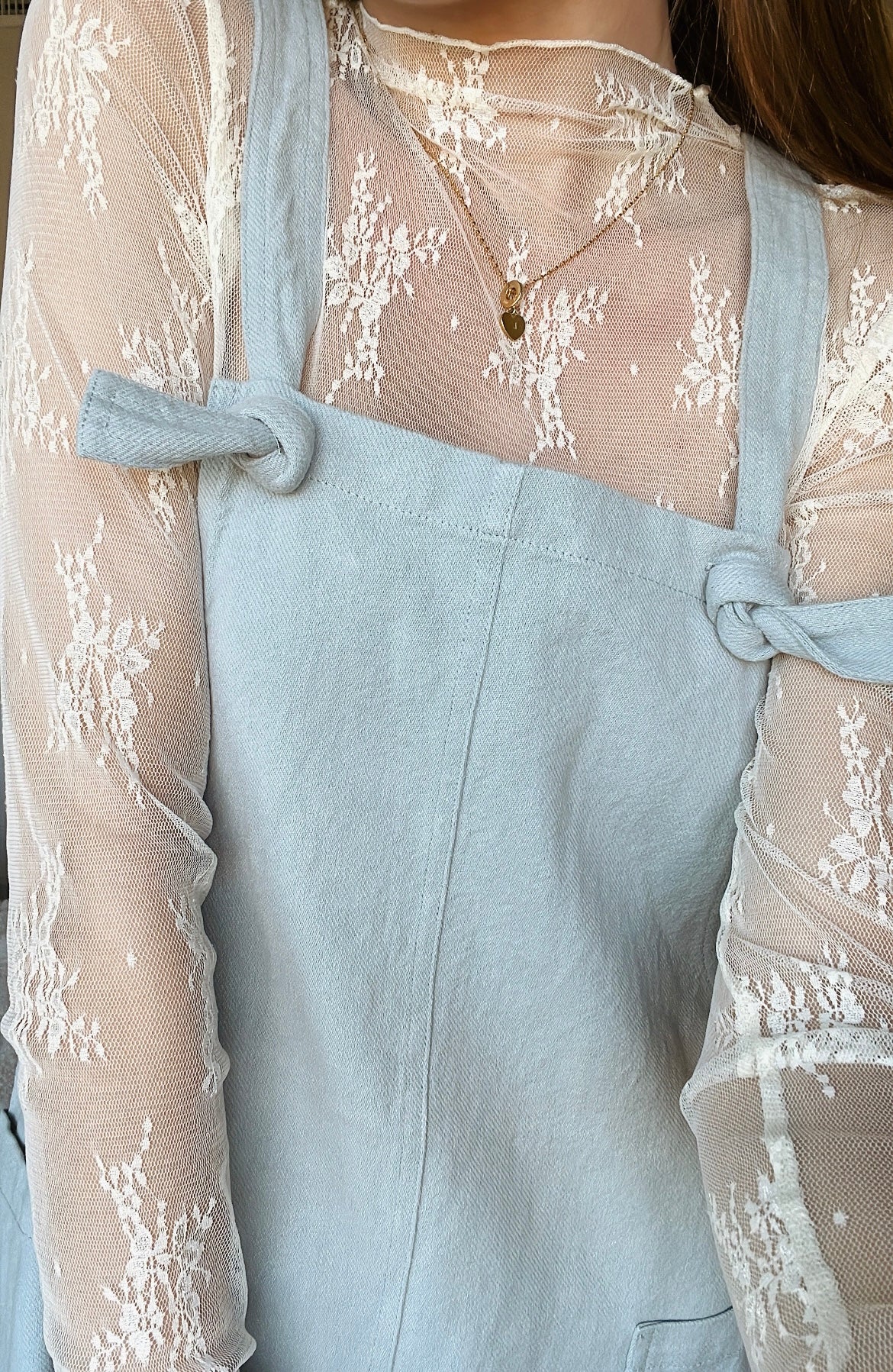 LACE HEM UNDERSHIRT
